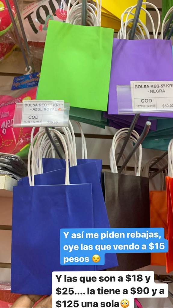 Variedad de bolsas de regalo en tienda